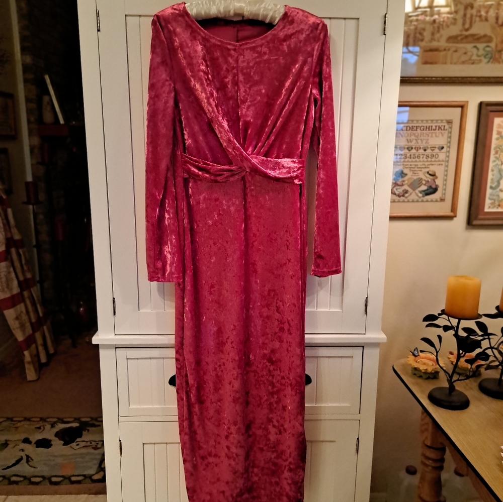 Gorgeous NWOT crushed hot pink velvet bodycon dress by Shein. Never worn! Size S